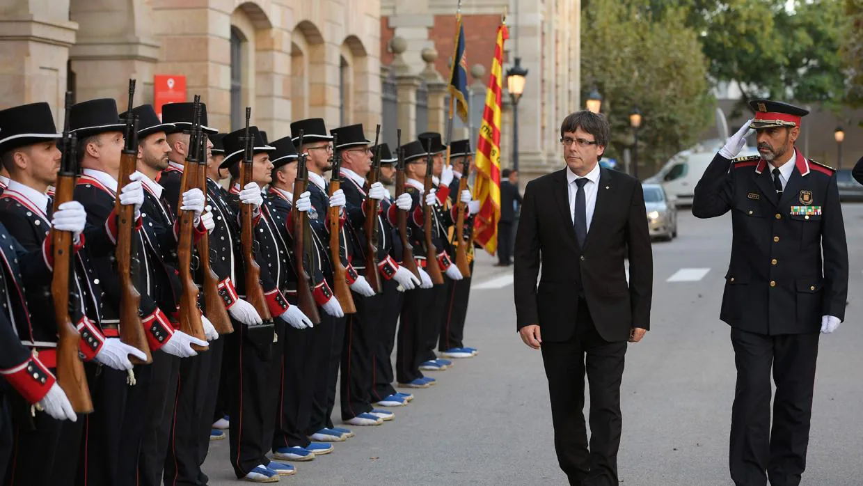Trapero y Puigdemont, en un acto oficial pasando revista a una formación de mossos