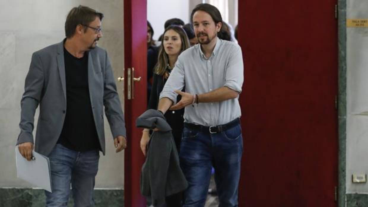 El secretario general de Podemos, Pablo Iglesias, dcha, conversa con el portavoz de En Comù Podem, Xavier Domènech, a la salida de la reunión de la Mesa de la Fraternidad