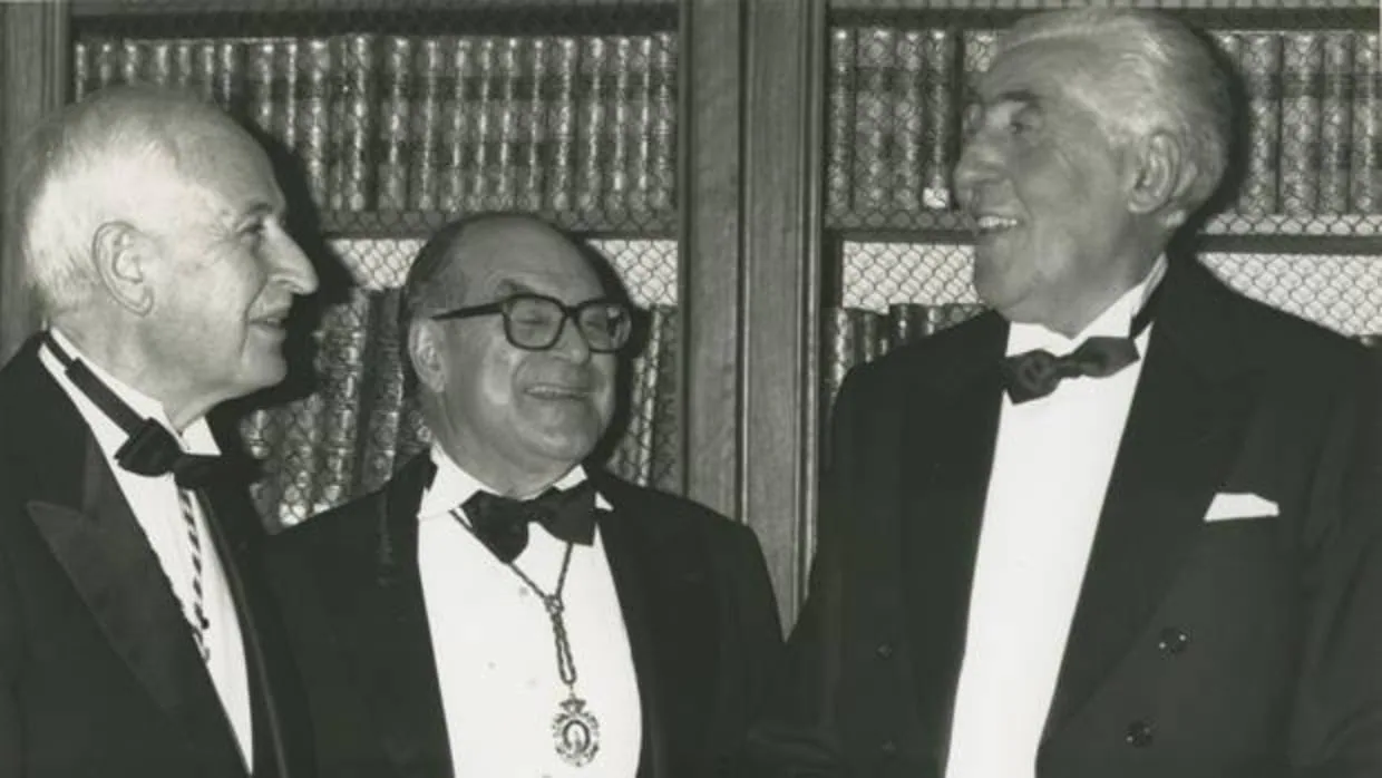 José Luis Pinillos y Julián Marías acompañan a Ricardo Gullón (derecha) en su ingreso en la Real Academia Española, en 1990