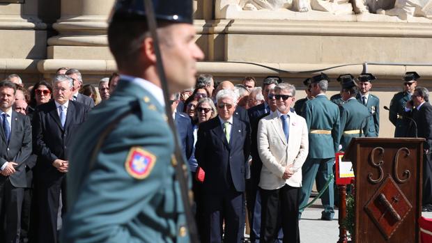 El alcalde Santisteve, abucheado al grito de «dimisión» en un acto de la Guardia Civil