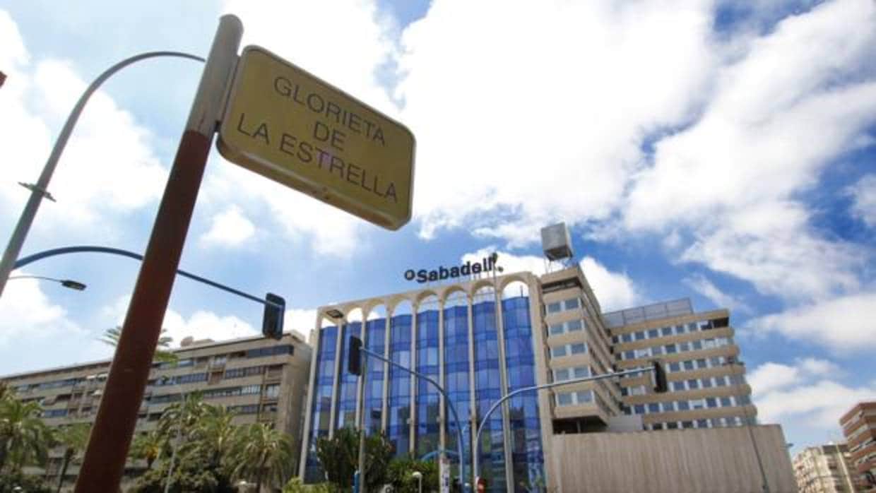 Imagen de la sede central del Banco Sabadell en Alicante situada en la avenida Óscar Esplá