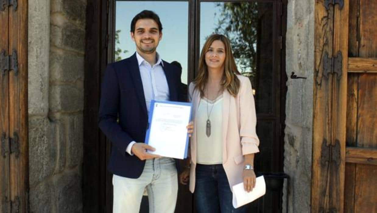 Santiago Serrano y Carolina Agudo entregan la moción en el Palacio de Fuensalida