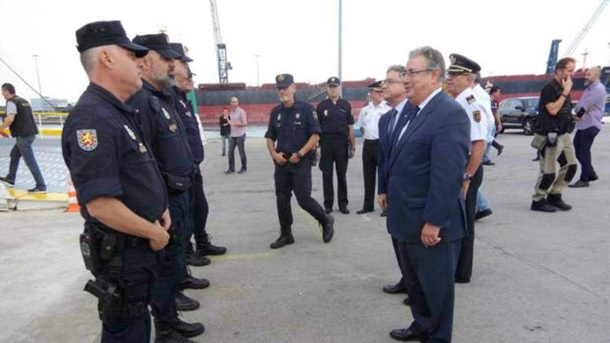 El ministro Zoido, con agentes de la Policía Nacional en Barcelona
