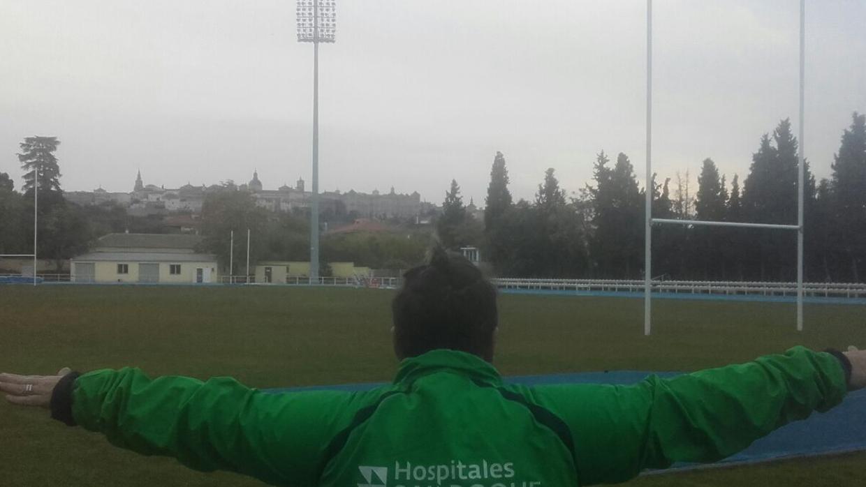 María del Pilar Carreras González, jugadora de las Águilas, en el campo donde se disputará el partido este sábado