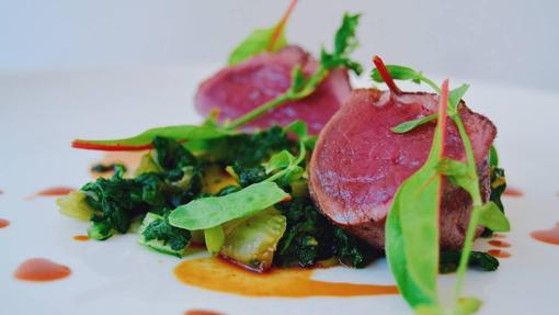 Lomo de corzo a la parilla con acelga