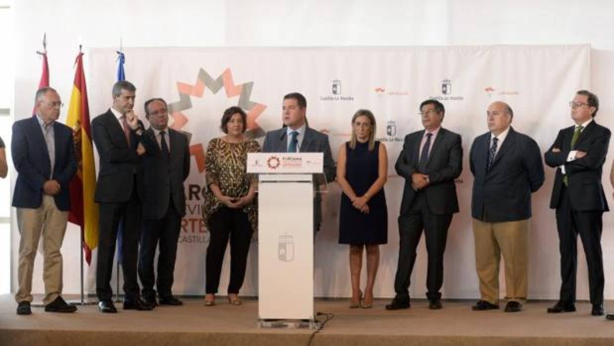 El presidente de Castilla-La Mancha, Emiliano García-Page, en presencia de otras autoridades