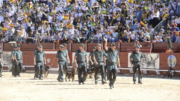 Un guardia civil sufre un esguince al caer desde un helicóptero