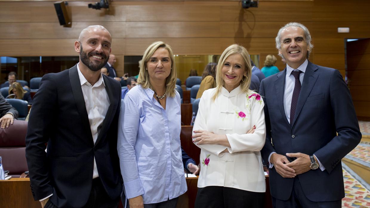 Cifuentes, en el pleno del 5 de octubre con sus nuevos consejeros: el de Cultura, Jaime de los Santos (dcha.), la de Transporte, Rosalía Gonzalo, y el de Sanidad, Enrique Ruiz Escudero