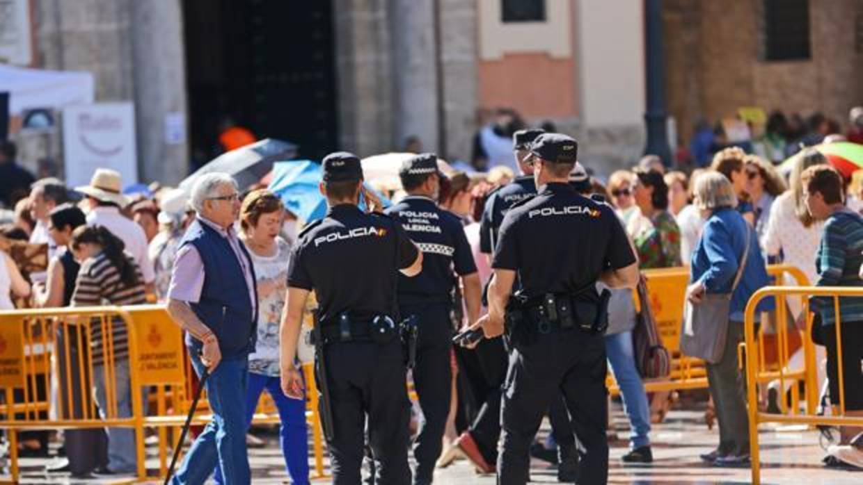 Imagen de archivo de unos agentes de la Policía Nacional