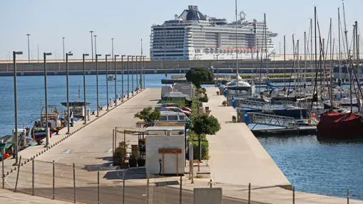Imagen de un crucero en el puerto de Valencia tomada este jueves