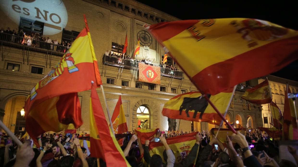 Miles de personas acudieron al pregón festivo con banderas de España