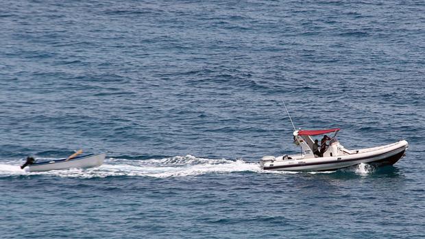 La Guardia Civil rescata a veintiún inimigrantes en dos pateras frente a la costa de Torrevieja