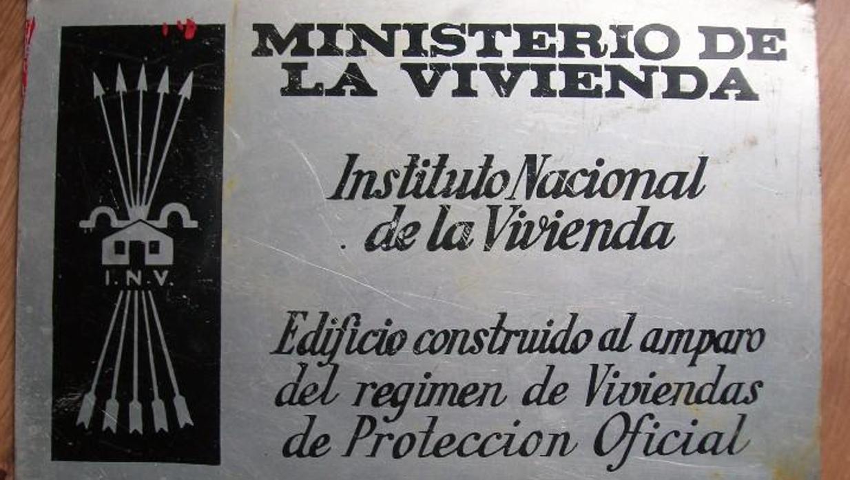 Placa falangista que colocaba el Ministerio de la Vivienda franquista