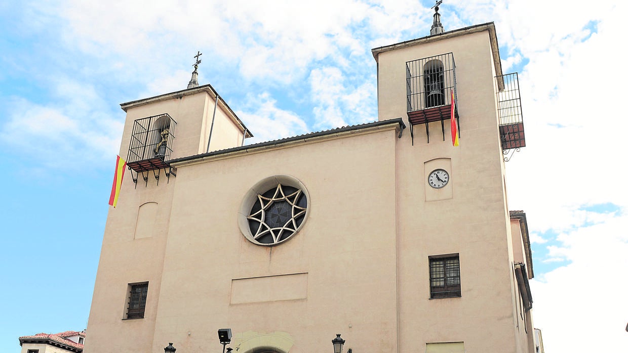 Dos banderas de España cuelgan de la fachada principal de la Iglesia de San Ildefonso, en el barrio de Chueca