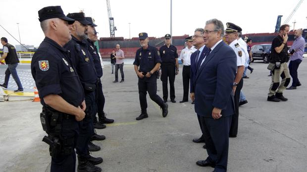 Zoido asegura que «no hay nadie en el Gobierno que no respalde la actuación de la Policía y la Guardia Civil»