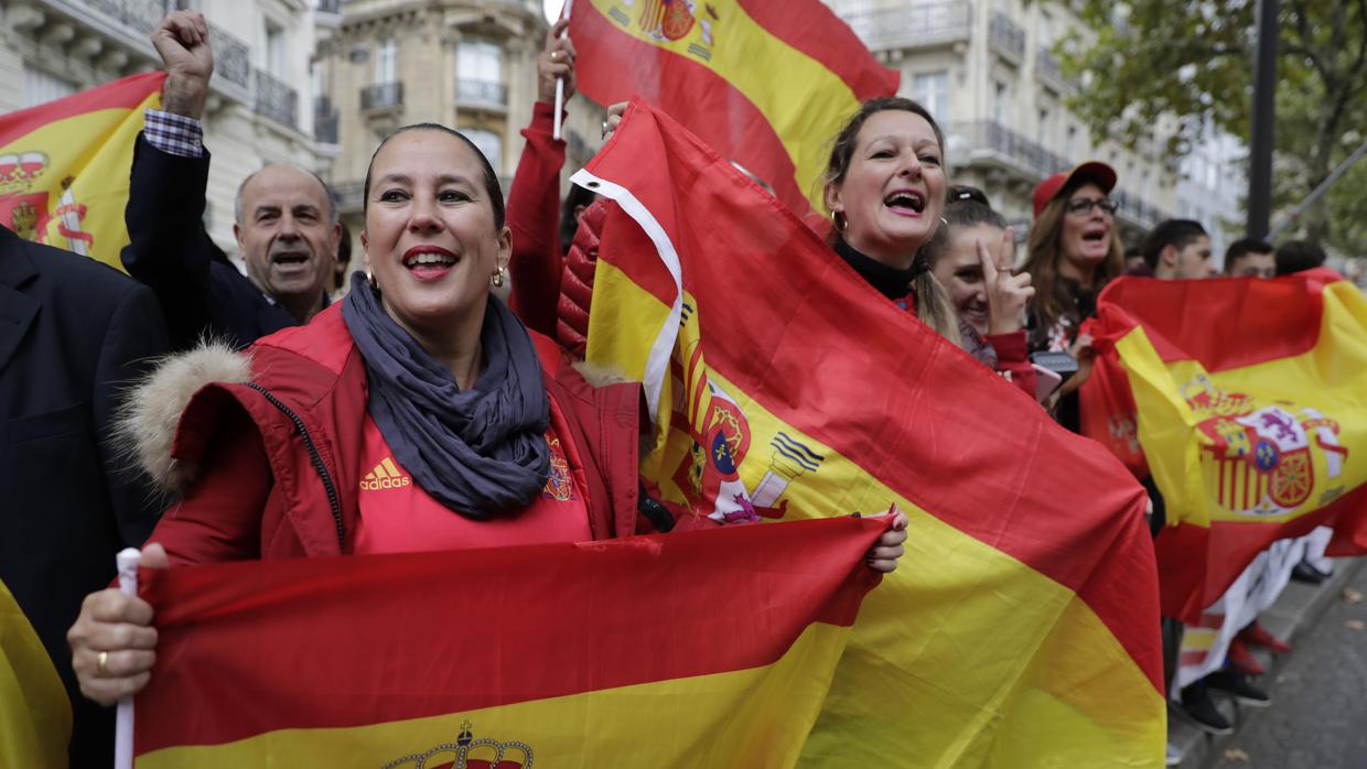 En opinión del embajador español en Francia, la solución está en «hablar y hablar, una vez que se pare el golpe de Estado»