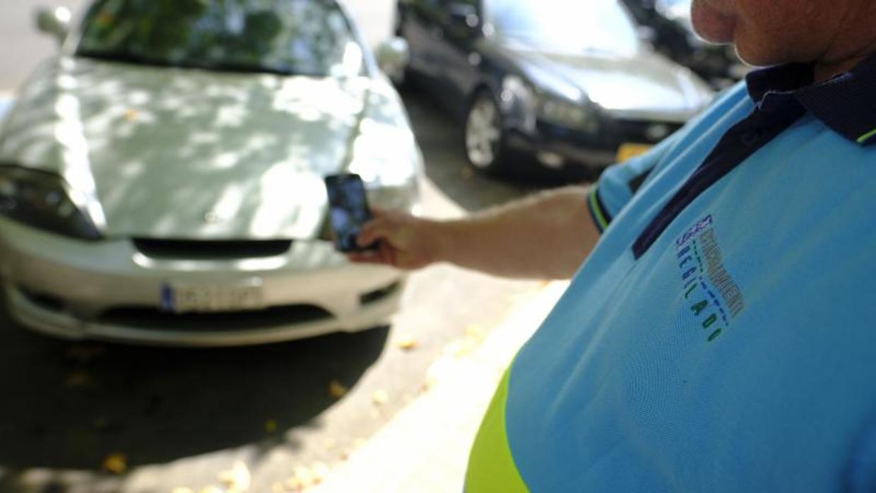 Un controlador tomando fotografías de un vehículo mal estacionado, esta pasada semana