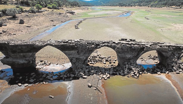 El puente romano, normalmente cubierto por el agua, se ve al haber bajado mucho el nivel en el embalse de Cuerda del Pozo