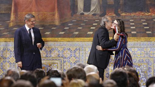 Serrat besa a Oltra en presencia de Puig