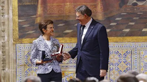 Imagen de Adela Cortina con el presidente de la Generalitat
