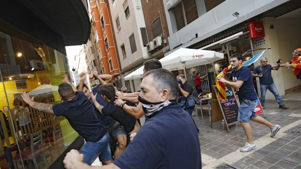 Grupos ultras revientan la manifestación nacionalista en Valencia