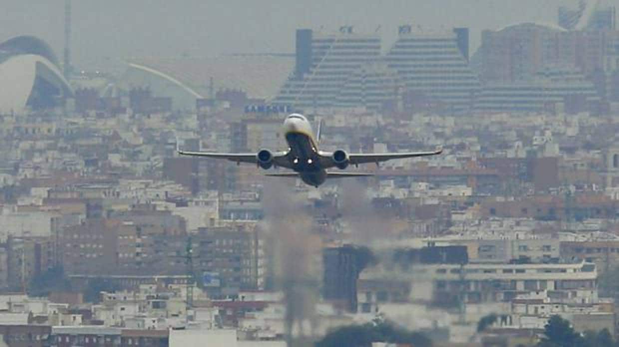 Imagen del despegue de un avión en el aeuropuerto de Manises