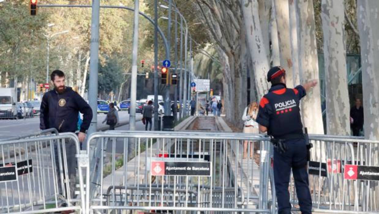 Agentes de los Mossos d¡'Esquadra han cerrado el parque de la Ciutadella