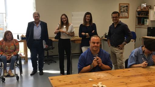 Visita a los talleres de los discapacitados