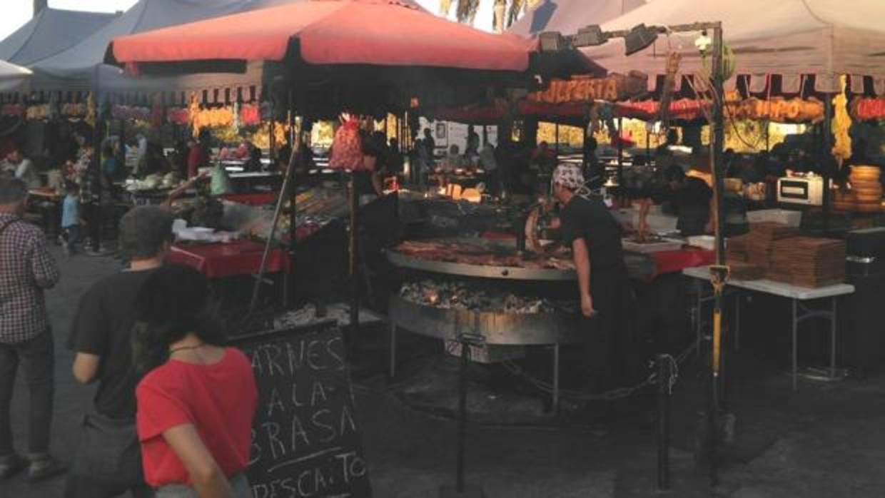 Imagen de los puestos de comida del mercado de las Torres de Serranos