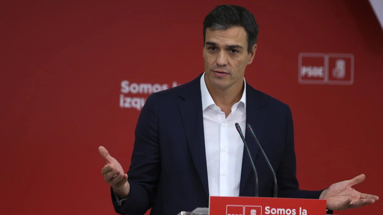 Pedro Sánchez, líder del PSOE, ante los medios
