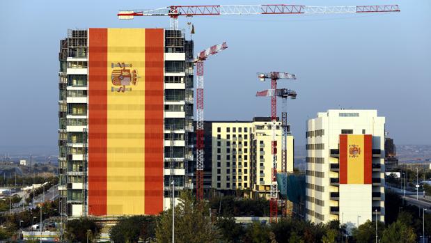 El empresario que colgó la bandera de España gigante: «Sentí que tenía que hacerlo, es un orgullo»