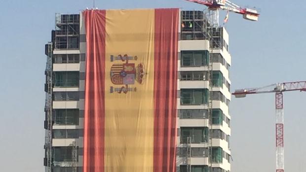 La bandera de España más grande del mundo luce en un bloque de viviendas de Valdebebas