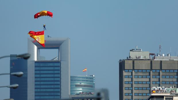 En vídeo: El espectacular «vuelo» del paracaidista que ha desplegado la bandera de España en el desfile
