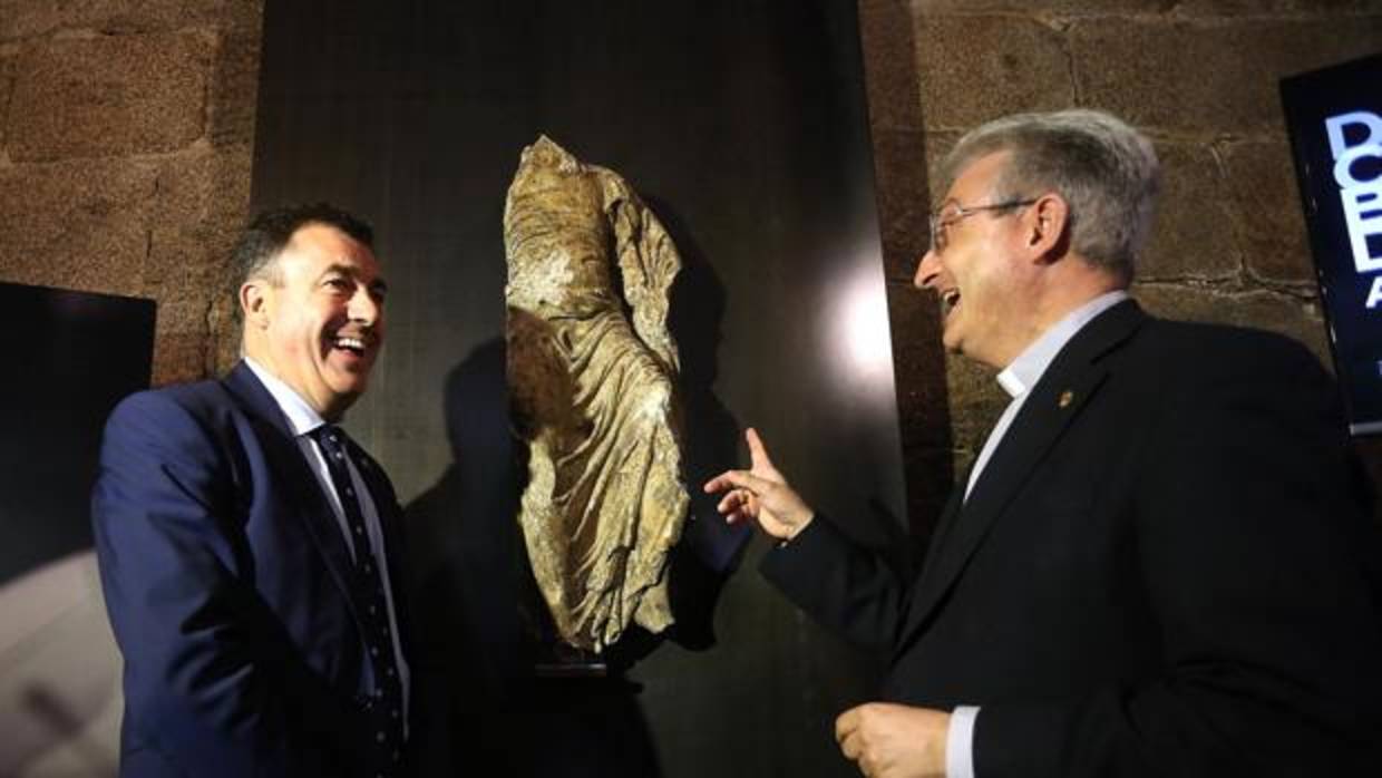 El conselleiro de Cultura, Román Rodríguez, y el director de la Fundación Catedral en la presentación de la obra