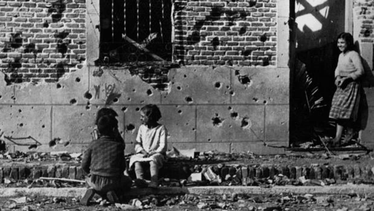 La foto de Robert Capa la casa de la calle Peironcely, 10, en Vallecas, hechas durante la Guerra Civil