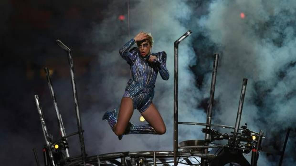 Lady Gaga, durante su actuación en la Super Bowl
