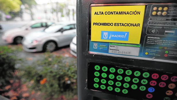 Dónde se podrá aparcar el coche hoy ante las restricciones del protocolo anticontaminación