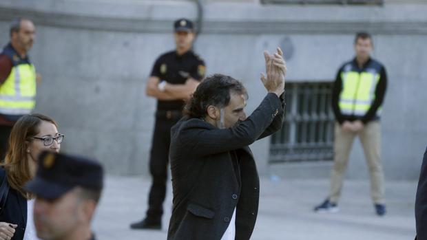 El líder de Òmnium sustrajo carteles del referéndum de un vehículo de la Guardia Urbana de Badalona