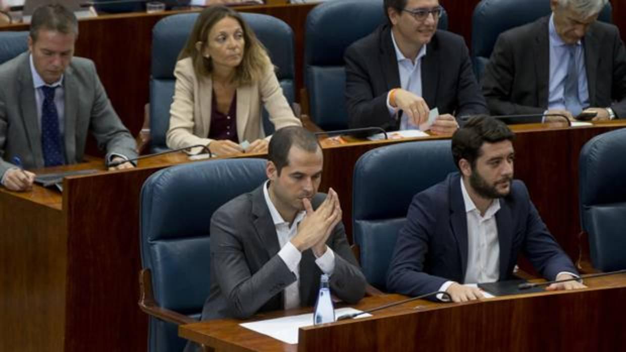 Ignacio Aguado (izq., fila inferior) , portavoz de Ciudadanos en la Asamblea de Madrid