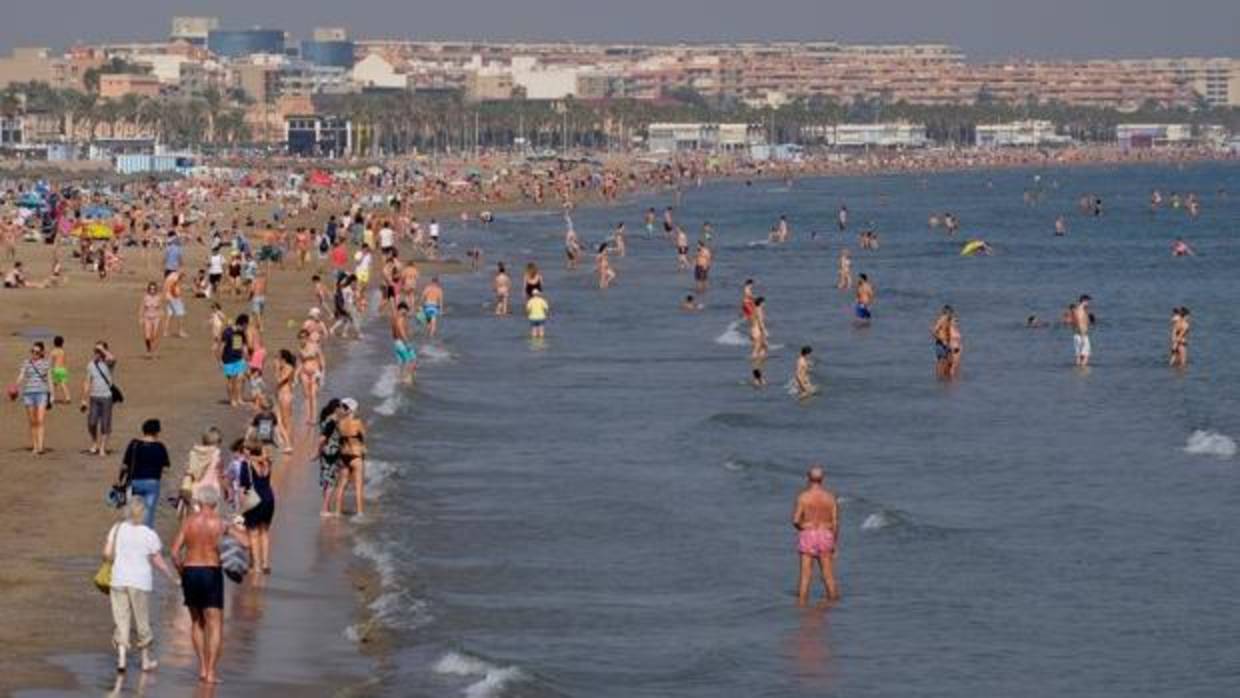 Bañistas en la playa en Valencia este viernes