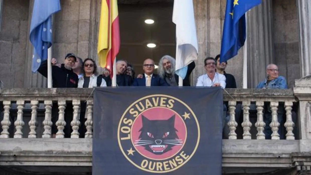 La bandera de Los Suaves en el balcón de la Diputación de Orense