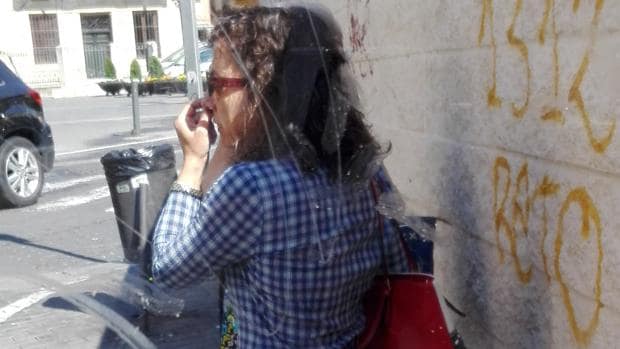Noelia de Mingo espera en una parada de autobús en El Molar, el pasado miércoles