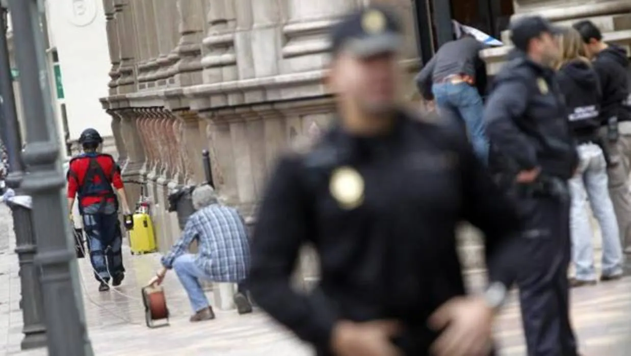 Agentes de la Policía Nacional durante una intervención en el centro de Valencia