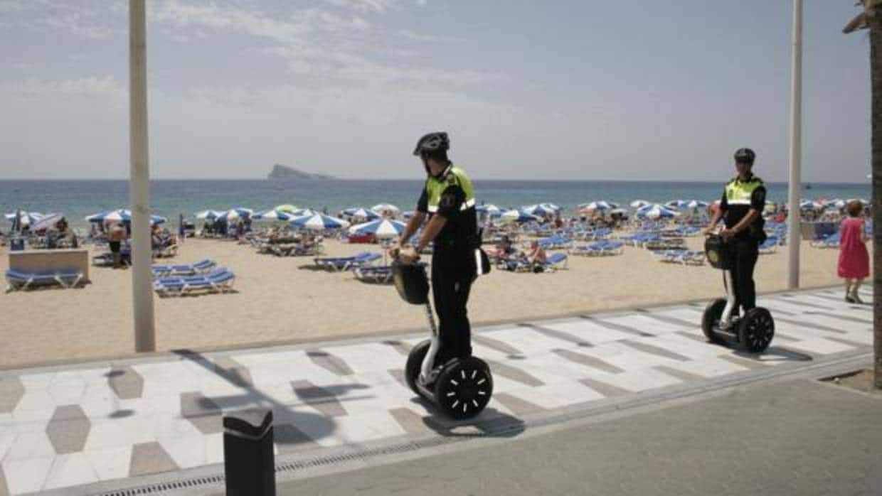 Dos policías locales patrullan por una playa de Benidorm