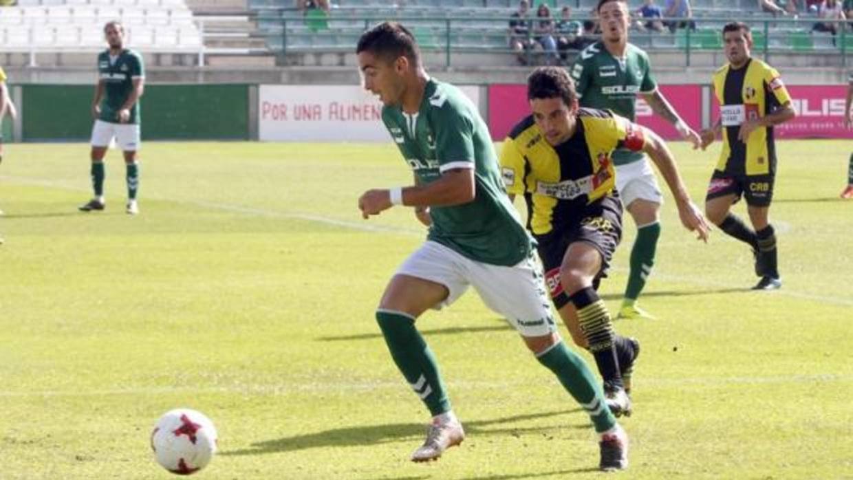 Tomás Sánchez remata de cabeza en el momento del gol del Toledo