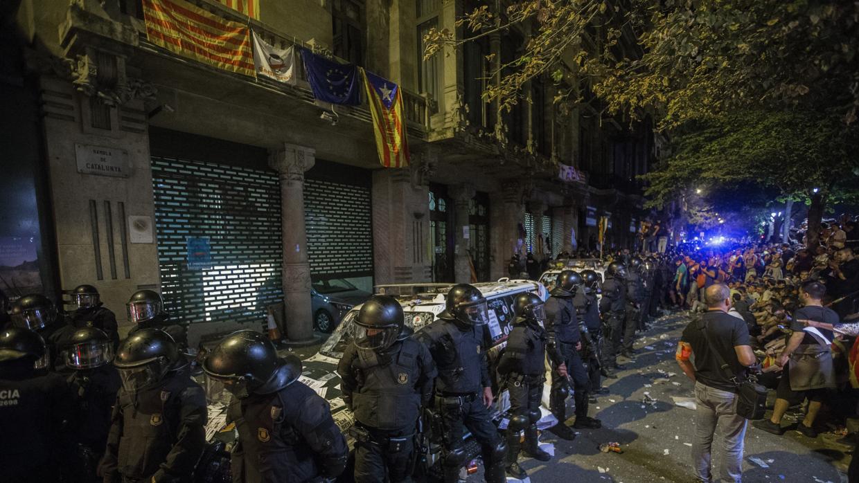 Mossos d'Esquadra vigilan el cerco a la Guardia Civil en Barcelona