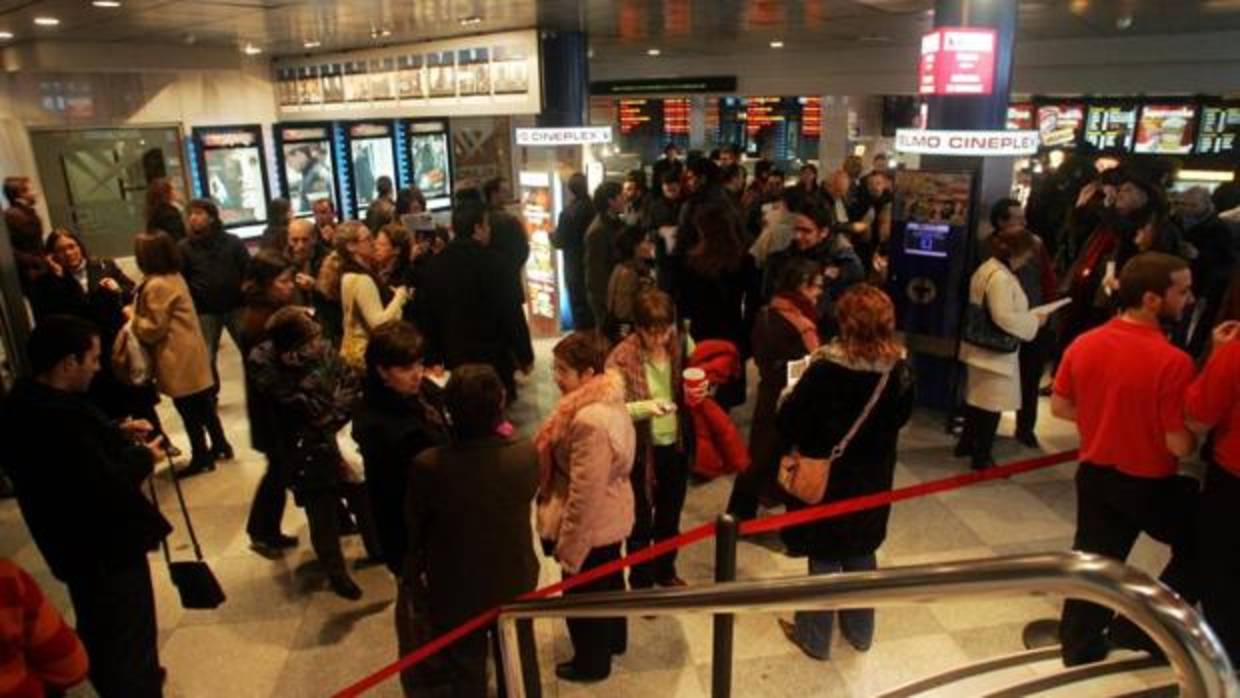 Largas colas en los cines madrileños