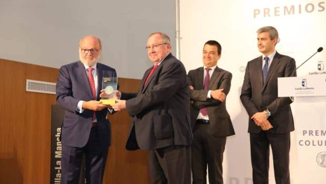 José Luis Bonet, presidente de la Cámara de Comercio de España y del gigante Freixent entrega el premio Columela al periodista César Lumbreras