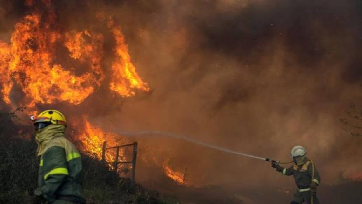 Los bomberos luchan por apagar un foco del incendio que azota a la localidad de Villamarín en Galicia