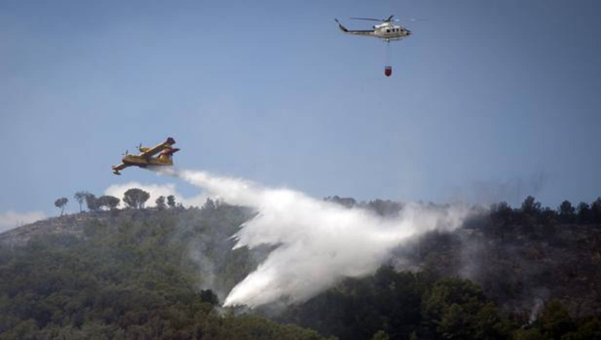 Imagen de las tareas de extinción de un incendio declarado el pasado verano en Soneja